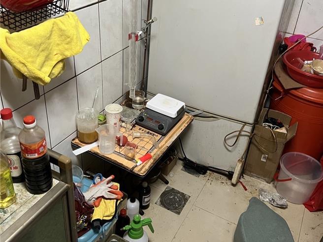 台中市32歲徐姓男子無業，涉嫌自學製毒技術煉製毒品，更將大雅住處「廚房變毒房」，鍋碗瓢盆和製毒器具混雜用，警方7月搜索查扣2256公克假麻黃鹼，檢方訊後依毒品罪嫌命徐以5萬元交保。（中打提供／潘虹恩台中傳真）