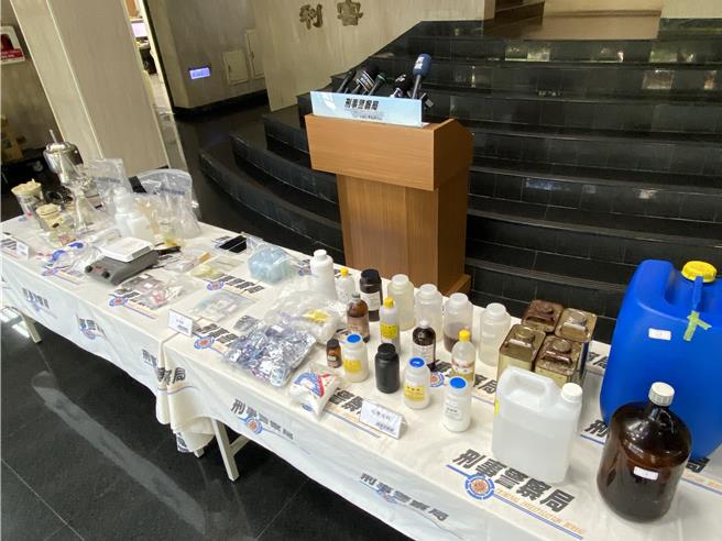 台中市32歲徐姓男子無業，涉嫌自學製毒技術煉製毒品，更將大雅住處「廚房變毒房」，鍋碗瓢盆和製毒器具混雜用，警方7月搜索查扣2256公克假麻黃鹼，檢方訊後依毒品罪嫌命徐以5萬元交保。（中打提供／潘虹恩台中傳真）