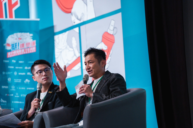 奧運金牌教練曾自強（右）分享與指導選手一路走來的心路歷程。（歐福行銷_英雄好汗提供）