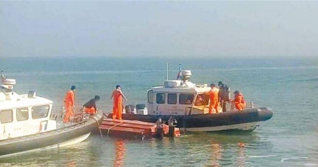 海巡署今年2月在金門海域取締三無船越界過程，發生漁船翻覆事故。（海巡署提供）