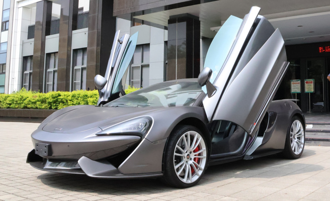 高雄執行分署今天上午11時舉辦「五打七安聯合拍賣會暨打詐宣導活動」，拍賣項目包括超跑麥拉倫、保時捷、BMW 、雜貨輪。（圖 / 翻攝畫面）