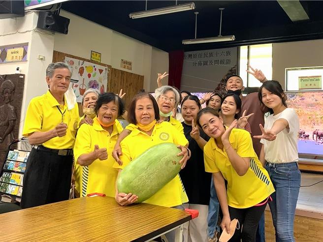 树林部落文化健康站长者互动。（新北市原民局提供）