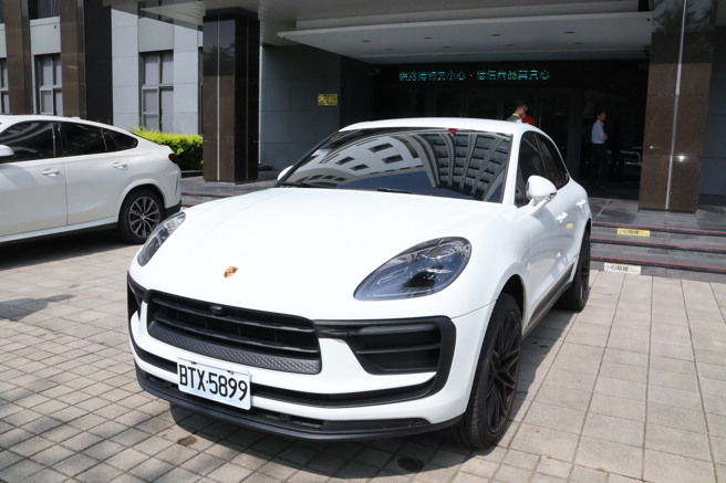 雙11聯合拍賣保時捷。（圖 / 翻攝畫面）