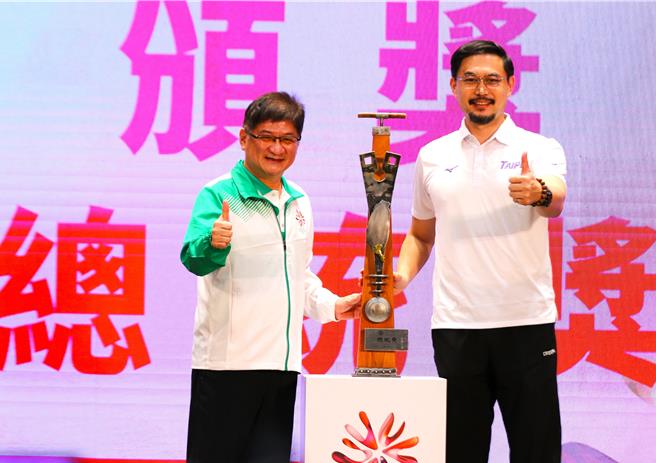 2024年全民运动会10日落幕，台北市代表队获62金53银63铜，睽违10年再夺总冠军总统奖，台北市体育局长王泓翔（右）代表领奖。（台北市体育局提供）