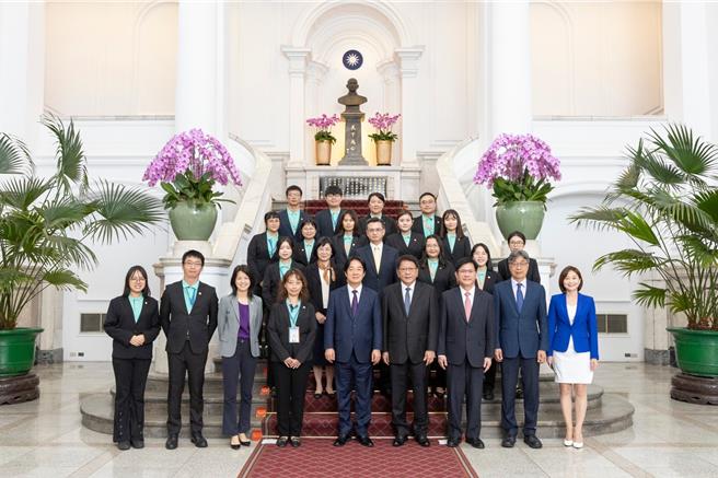 接见青年大使，赖清德：百亿海外圆梦计画很快就可以上路。（总统府提供）