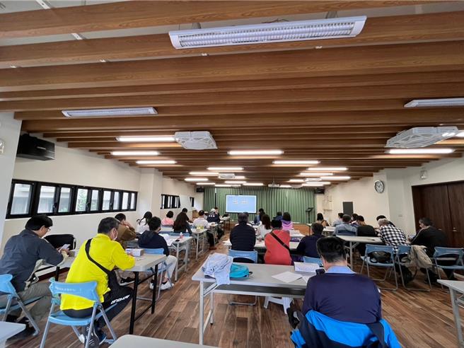 随着电费调涨，各区公所面临沉重电费支出压力，使用者忘记关灯、关冷气所产生的电力浪费，屡见不鲜。（民政局提供／蔡依珍桃园传真）