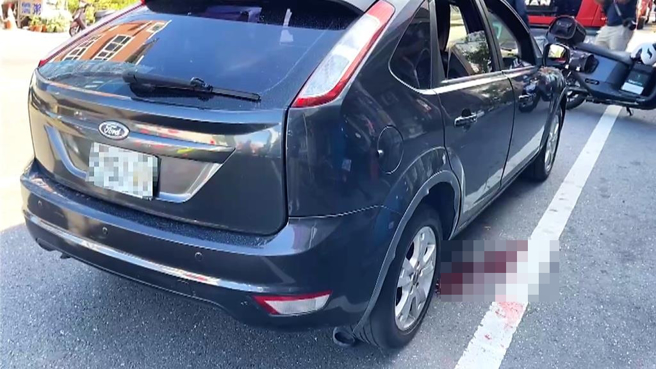 郭姓老翁在车道上弯腰捡物，遭后方轿车撞击，受困车底，车祸现场满地鲜血。（读者提供／萧嘉蕙台东传真）