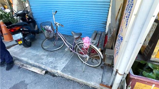 郭姓老翁将脚踏车停放路旁。（读者提供／萧嘉蕙台东传真）