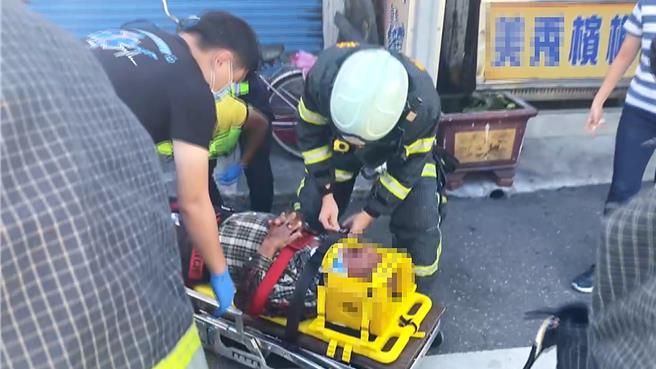 郭姓老翁全身多处骨折、擦挫伤，所幸意识清楚，由救护车送往医院救治。（读者提供／萧嘉蕙台东传真）