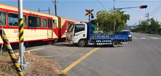 一列阿里山林鐵列車今(11日)上午行經8k＋446m，35號平交道時，途遭1輛左轉、闖越平交道貨車後視鏡擦撞。(林鐵及文資處提供／呂妍庭嘉義傳真)