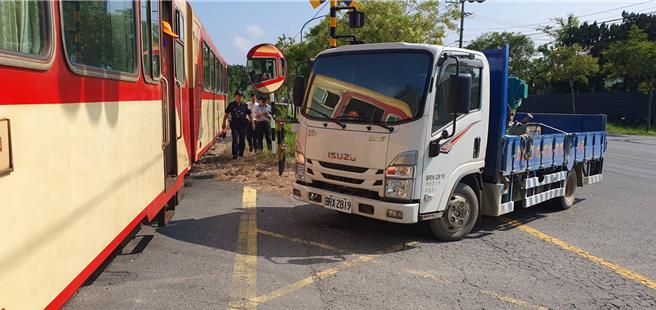 一列阿里山林鐵列車今(11日)上午行經8k＋446m，35號平交道時，途遭1輛左轉、闖越平交道貨車後視鏡擦撞。(林鐵及文資處提供／呂妍庭嘉義傳真)