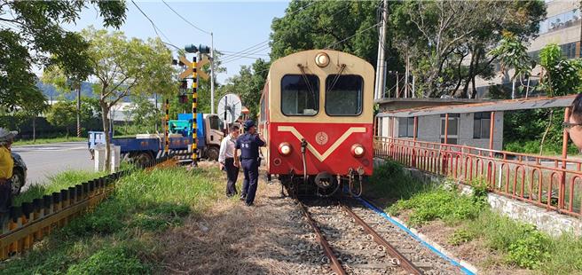 林鐵及文資處馬上通報竹崎分局鹿滿派出所前往處理蒐證，並通報運安會同意，列車於11時06分駛離現場。(林鐵及文資處提供／呂妍庭嘉義傳真)