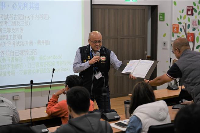 桃园市环保局长陈世伟亲自帮局处同仁上课，依照以往的出题经验，有效提升同仁答题能力，盼特考能够金榜题名。（桃园市环保局提供）