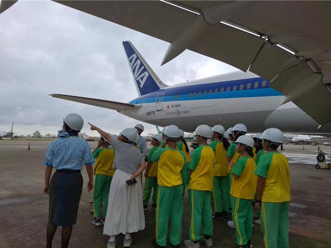 日商全日本空输11日上午提供桃园市埔顶国小、大坡国小参加航空教室，带领学生认识航空公司的主要业务，同时也参观飞机维修及内部构造。（桃园市教育局提供）