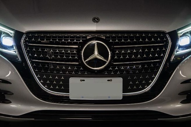 V 250 d AVANTGARDE可配备醒目的极线发光水箱护罩，在夜晚更显尊荣。（陈大任摄）