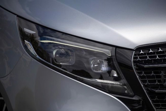 全新灯组设计的多光束智慧型LED头灯。（陈大任摄）