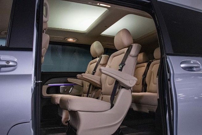 第二排座椅附有活动扶手并可调整至最舒适的乘坐角度。（陈大任摄）