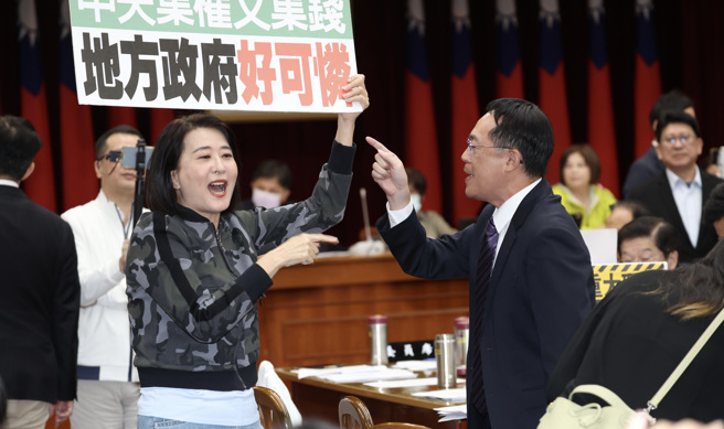 立法院财政委员会11日邀请行政院主计总处主计长陈淑姿、审计部审计长陈瑞敏率所属单位主管列席业务报告。会议一开始，国民党立委王鸿薇（左）与民进党立委李坤城（右）等人吵成一团。（邓博仁摄）