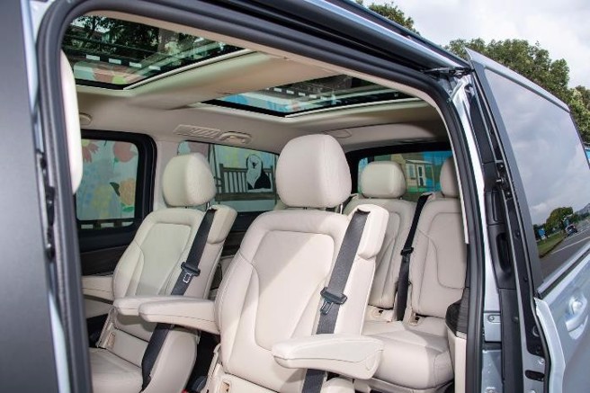 试驾车配有大型天窗，第二、三排乘客均享有绝佳的採光与视野。（陈大任摄）