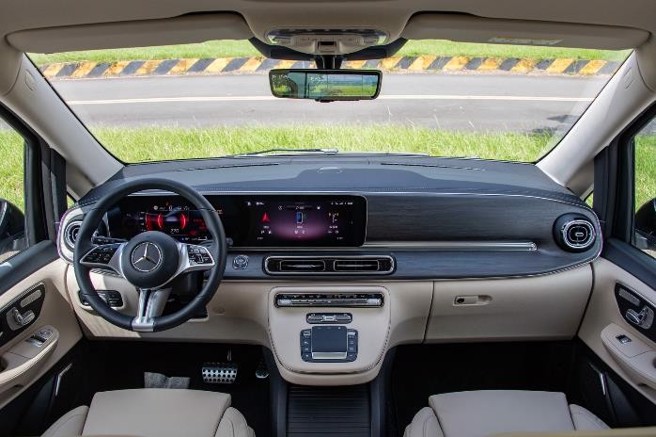 全新 V-Class拥有更为豪华且富科技感的驾驶座舱。（陈大任摄）