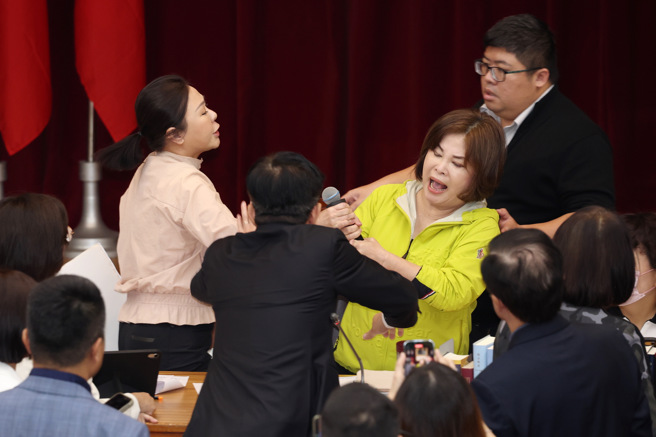 立法院财政委员会11日邀请行政院主计总处主计长陈淑姿、审计部审计长陈瑞敏率所属单位主管列席业务报告。会议进行一半，主席赖惠员（右）宣布休息，国民党立委李彦秀（左）抢主席麦克风，一度吵成一团。（邓博仁摄）
