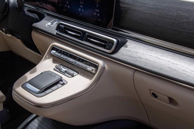 半悬式中控台为全新设计，触控板也更好使用。（陈大任摄）