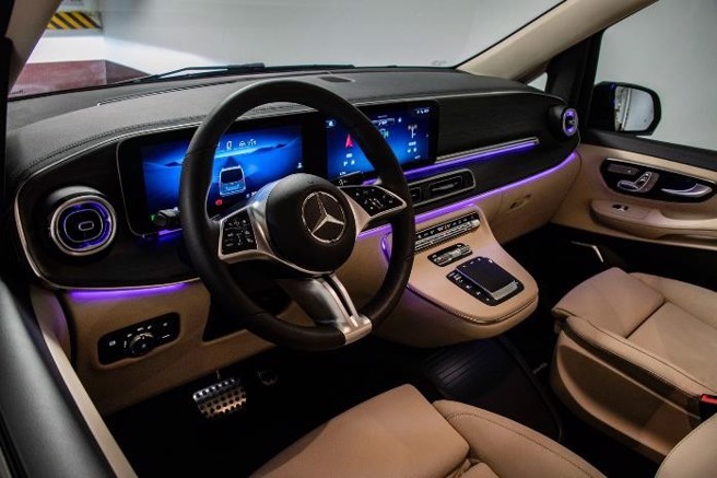 夜晚时刻也展现了新款V-Class的豪华氛围。（陈大任摄）