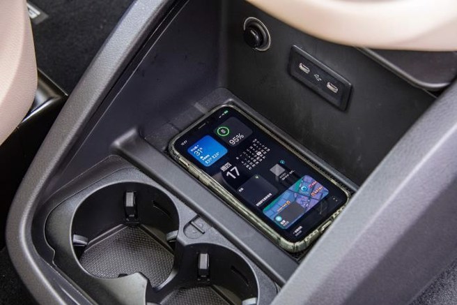 无线充电功能相当方便。（陈大任摄）