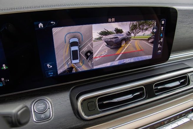 360度环景摄影可提供车辆周边清晰路况。（陈大任摄）