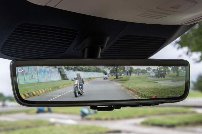 电子后视镜可提供清晰的车尾影像。（陈大任摄）