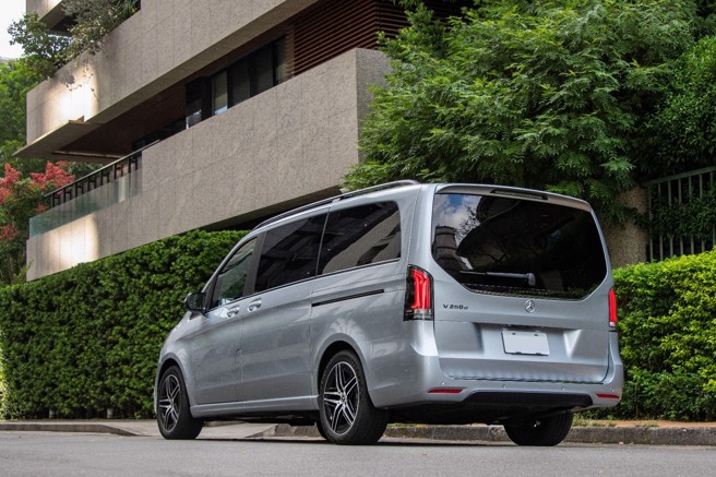 车尾全新造型，LED熏黑尾灯有着优雅的时尚设计。（陈大任摄）
