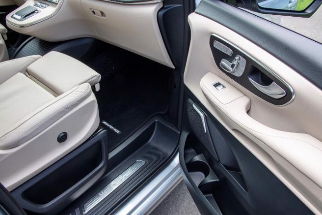 车内质感极佳，试驾车选用的内装配色也特别吸睛。（陈大任摄）