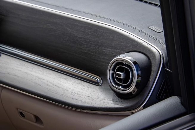 试驾车标配为雾面深色橄榄木饰板。（陈大任摄）
