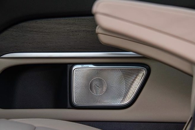 Burmester® 环场音响系统提供绝佳聆听享受。（陈大任摄）