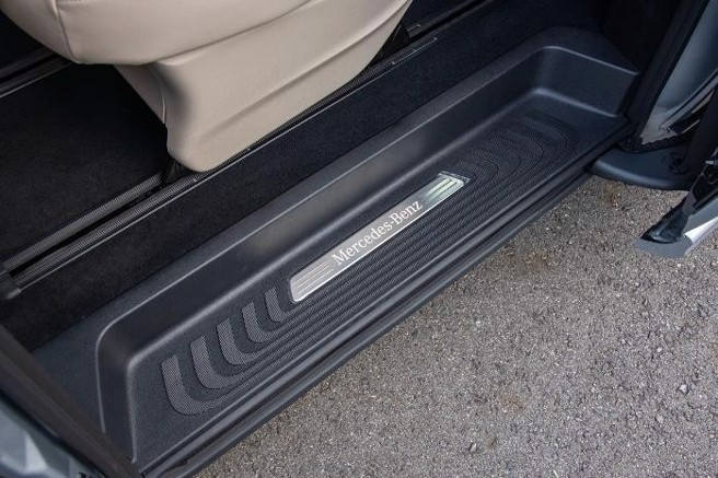 不锈钢门槛饰板，为质感大加分。（陈大任摄）