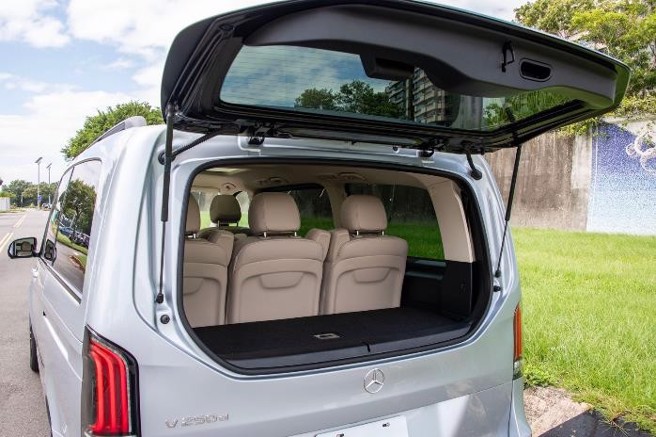 尾门后窗可单独开启，方便取放物品。（陈大任摄）