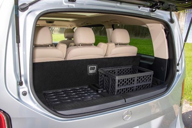 行李厢隔板夹层内有2个可供折迭的收纳箱。（陈大任摄）