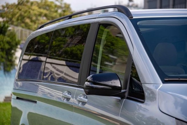 V-Class全车系也标配车顶架，试驾车加选夜色套件。（陈大任摄）