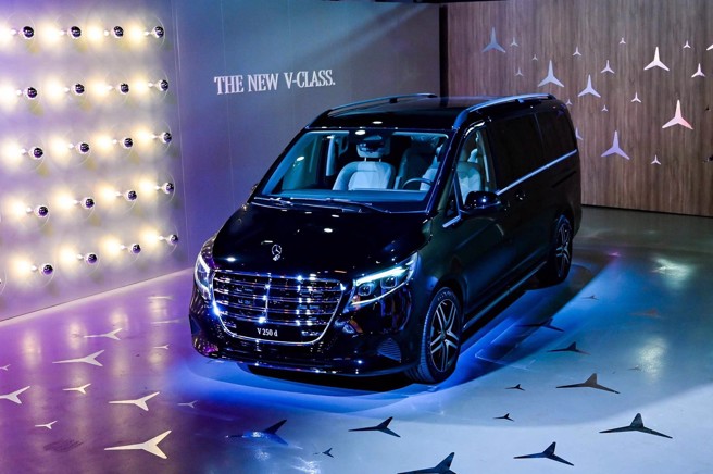 在国内首次出现于V-Class车系配有三芒星立标的顶级车型V 250 d EXCLUSIVE。（台湾宾士提供）