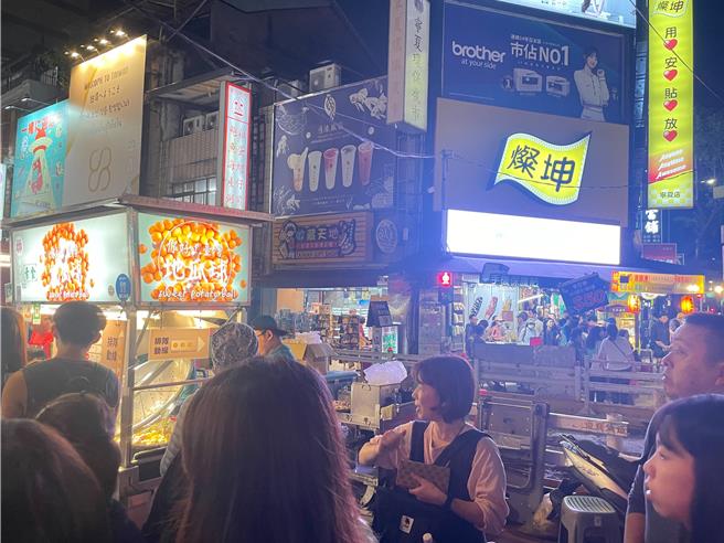 台北市府卫生局于2018年、2020年先后公告夜市、公有市场饮食类摊贩均应加入食材登录平台，以落实食品来源的追踪溯源。民进党台北市议员顏若芳发现，北市公有市场及夜市合计约有至少393摊未落实食材溯源登录。（刘彦宜摄）