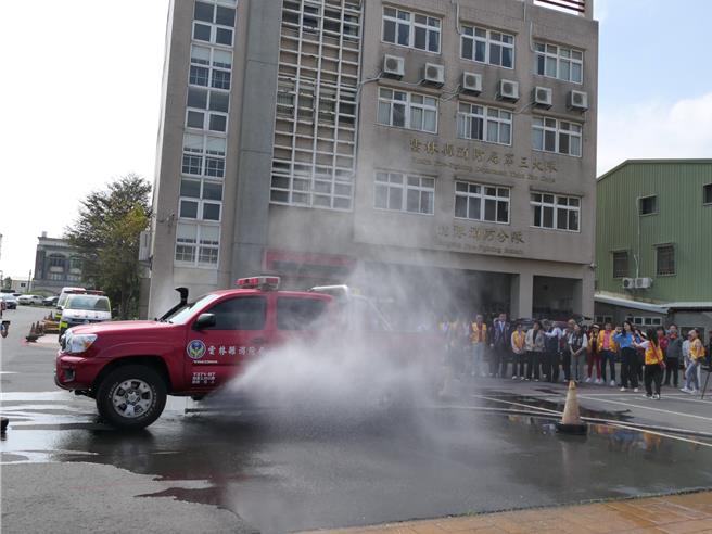 雲林縣北港鎮旅外鄉親捐贈一批「電動車火災專用底盤瞄子」，11日在北港消防分隊啟用，未來縣消防局將陸續採購，供20鄉鎮市消防分隊使用。（張朝欣攝）