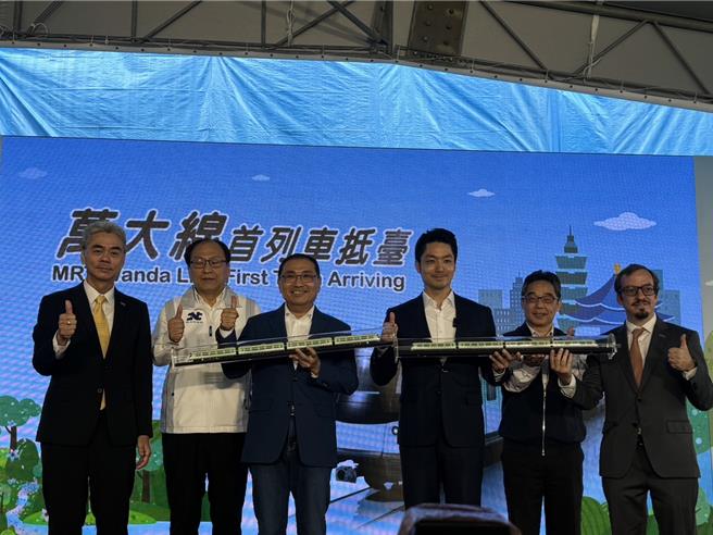 捷运万大线第二环的万大中和线计画进度已达77％，力拚2027年完工，首列「朝气蓬勃」电联车今（11）日抵台，新北市长侯友宜、台北市长蒋万安一同出席首列车揭幕仪式。（柯毓庭摄）