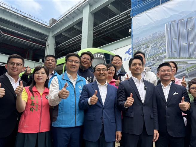 捷运万大线第二环的万大中和线计画进度已达77％，力拚2027年完工，首列「朝气蓬勃」电联车今（11）日抵台，新北市长侯友宜、台北市长蒋万安一同出席首列车揭幕仪式。（柯毓庭摄）