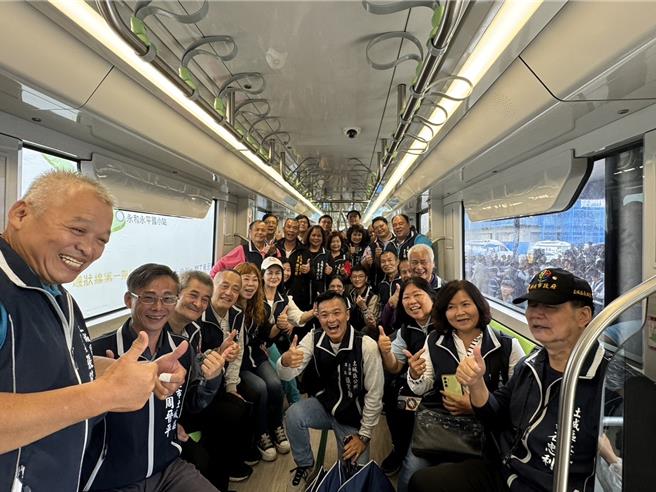 捷运万大线第二环的万大中和线计画进度已达77％，力拚2027年完工，辖区土城区公所区长周晋平和同仁以及在地里长在车厢内兴奋拍照留念。（柯毓庭摄）