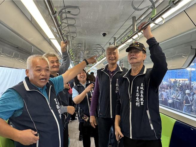 捷运万大线第二环的万大中和线首列「朝气蓬勃」电联车今亮相，吸引当地里长抢拍。（柯毓庭摄）