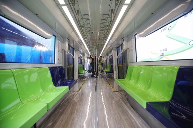 捷运万大中和线首列车抵台11日揭幕。图为车厢内部。（黄世麒摄）