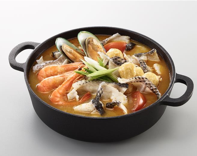 全家FamiPort預購推「誠記越南麵食館酸辣海鮮香鍋」，399元。（全家提供／朱世凱台北傳真）