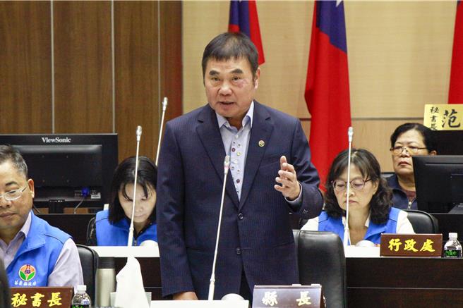 议员林宝珠针对即将实施的《国土计画法》、农地使用规范促县府导入智慧科技。苗栗县长锺东锦表示，县府将调查农地违规整地的具体情况，採取更具弹性的裁罚方式。县府已与群联电子及联合大学达成合作协议，将会答订MOU，推动产官学合作，引入AI技术。 （吕丽甄摄）