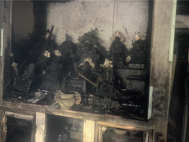 台南市学甲区八德街一间私人神坛，11日中午1点半发生火警，神桌上的数尊神明全烧毁、熏黑。（读者提供／张毓翎台南传真）