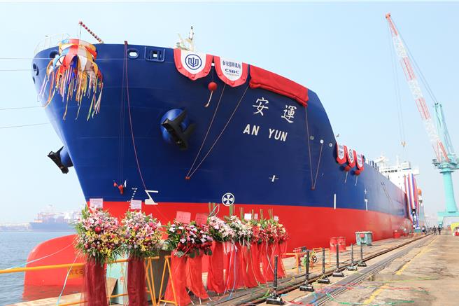 台湾国际造船公司承造台湾中油50000载重吨级油品化学品轮，今（11）日在高雄厂区2号码头举行「安运轮」命名典礼。（台船提供）